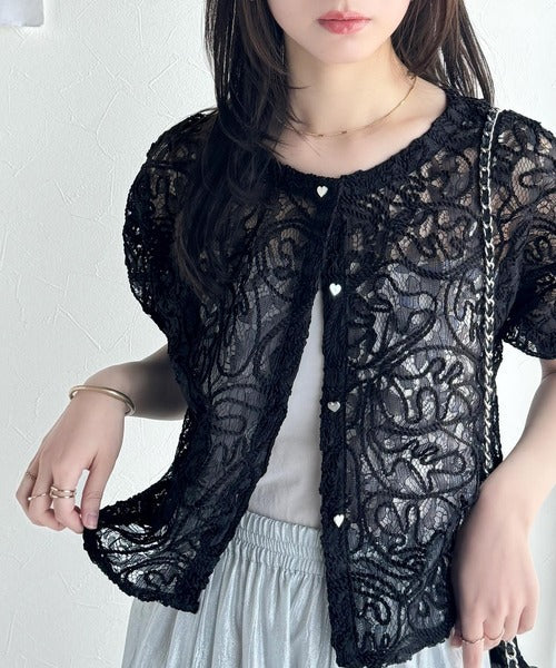 【mily bilet】大人の華やかトップス。ハートボタン使い前後2way花柄レースコード刺繍カーディガン(半袖） mi1019069