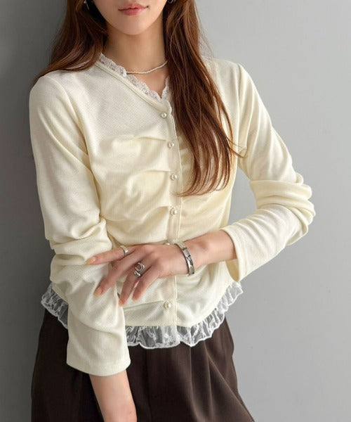 【mily bilet】レース×ギャザー×パールボタンで甘さをぎゅっと。テレコレース前立てトップス（長袖） mi1359077