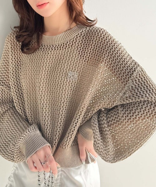 【mily bilet】絶妙な透け感が魅力！綿100％ブローチ付きストーンウォッシュメッシュニット(プルオーバー) mi1359006