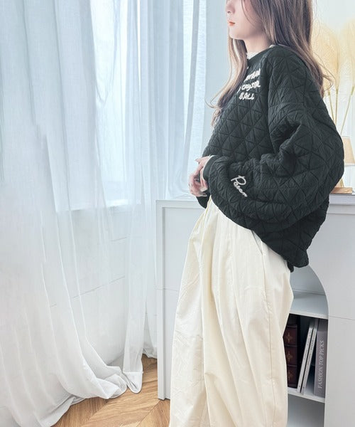 《Javaジャバコラボ》大人のカジュアルスタイル。ランダムロゴ刺繍カットキルトプルオーバー jv1260288