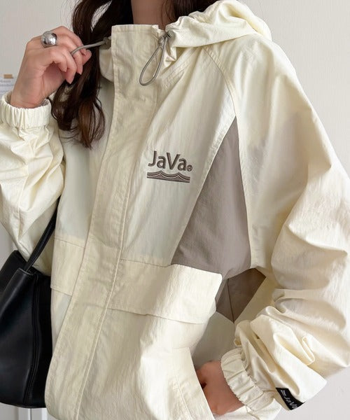 《JaVaジャバコラボ》軽やかに魅せる、スポーティモード。サイド配色切替ナイロン100％パーカー jv1265037