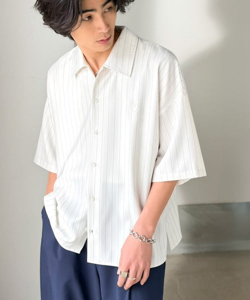 《JaVaジャバコラボ》羽織りとしても重宝する、汎用性の高さが魅力！刺繍入り ヘリンボーン織ストライプ柄 オーバーサイズ半袖シャツ jo1010044