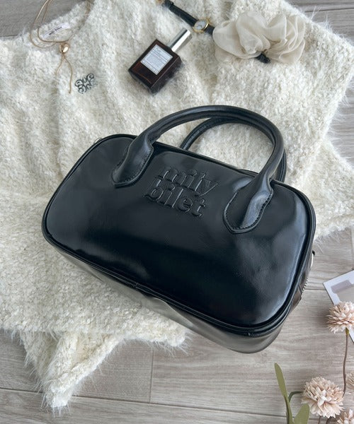 【mily bilet】ヘビロテしたい主役級バッグ。エナメルライクエコレザーエンブレムミニボストンバッグ mi1159026