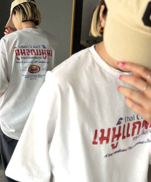 《JaVaジャバコラボ》お洒落見え確定。綿100％タイ料理メニュー風プリントルーズフィットTシャツ(オーバーサイズ) jv1029127