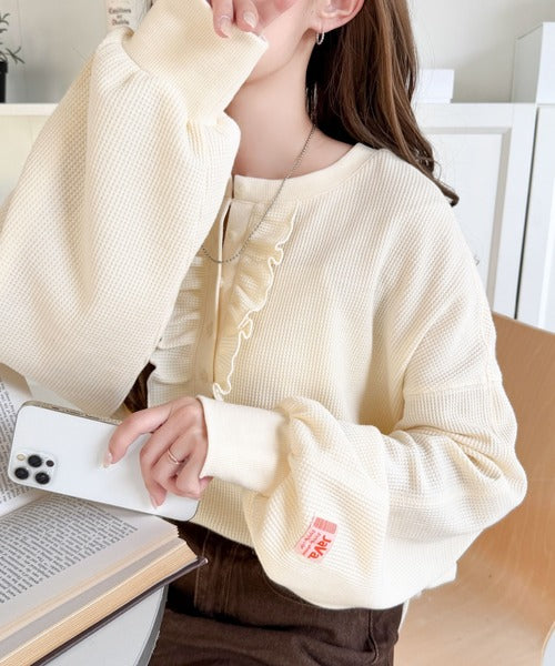 《JaVaジャバコラボ》ラフなのに、ほんのり甘い。ワッフルフリルヘンリーネックトップス（オーバーサイズ） jv1020409