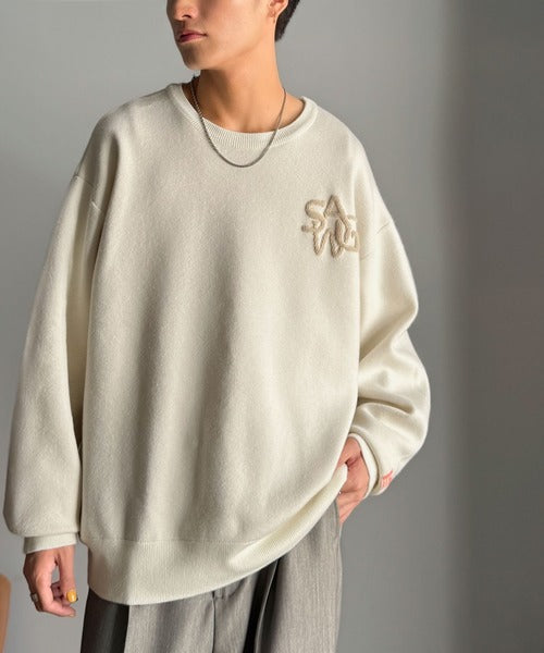 《JaVaジャバコラボ》立体編みで飾る個性。サガラ刺繍風ロゴオーバーサイズニット jm1050332