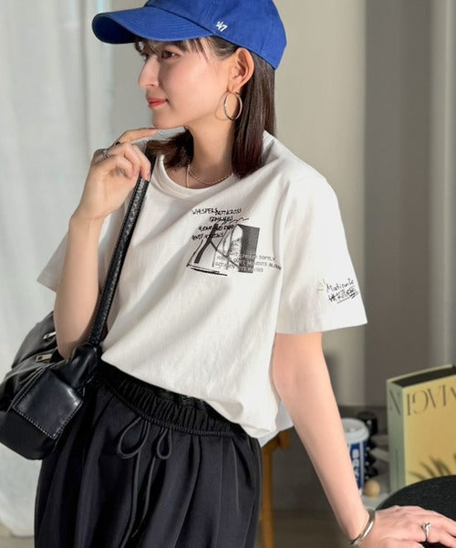 ラフでも品格、シンプルでも存在感。オーガニックコットン混 綿100％ グラフィック飛び刺繍フォトTシャツ（半袖） ce1260537