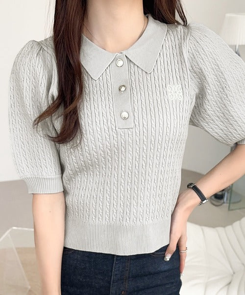 【mily bilet】きちんと上品大人キュート。胸刺繍ケーブルニットパフスリーブポロシャツ(半袖) mi1029096