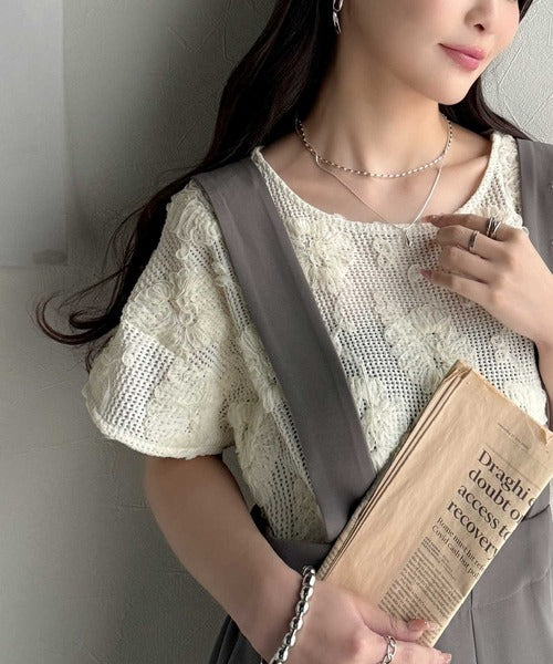 大人のおしゃれ度ワンランクアップ。チュールフラワーコード刺繍半袖Tシャツ ce1260429
