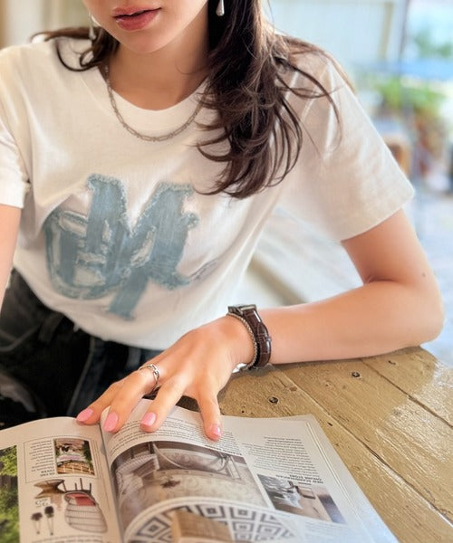 【mily bilet】遊び心を忍ばせておしゃれを一新。デニムフリンジワッペン使いTシャツ mi1329037
