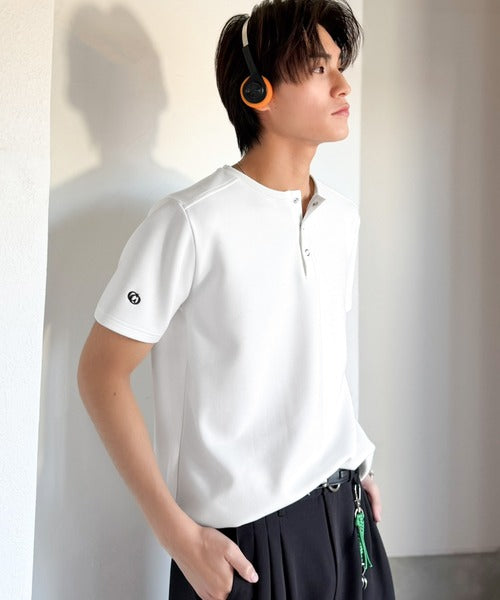 【接触冷感機能付き】肩切り替えショート丈ダンボール素材ヘンリーネックTシャツ／Shoulder Panel Cropped Double-Knit Henley T-Shirt co1010056