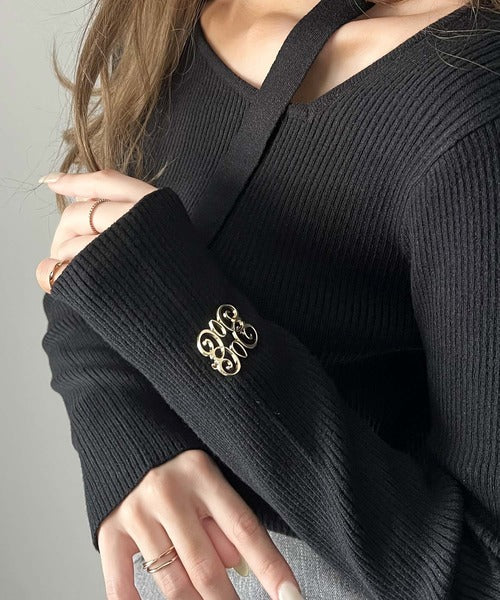 【mily bilet】女性らしさを格上げ。ブローチ付きアシメトリーネックオフショルマルチウェイチョーカー付きニットプルオーバー mi1029085