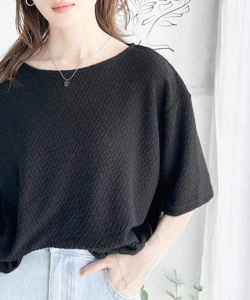 凸凹としたデザインが特別な雰囲気を纏う。シャーリング半袖Tシャツ ce1260258