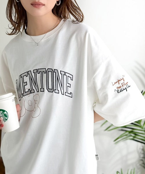 《JaVaジャバコラボ》【吸水速乾機能付き】Tシャツ派にこそ試してほしい！さらっと夏場も快適なカレッジロゴ 飛び刺繍 ミニ裏毛Tシャツ jo1150097