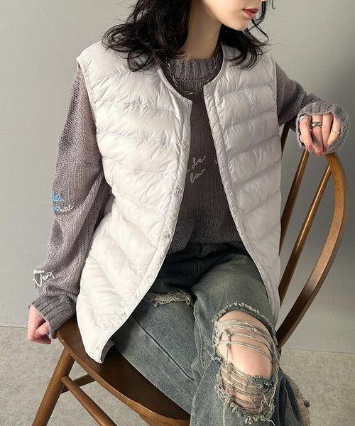 軽やかで女性らしく。胸刺繍スーパーライト中綿ダウンベスト ce1260254
