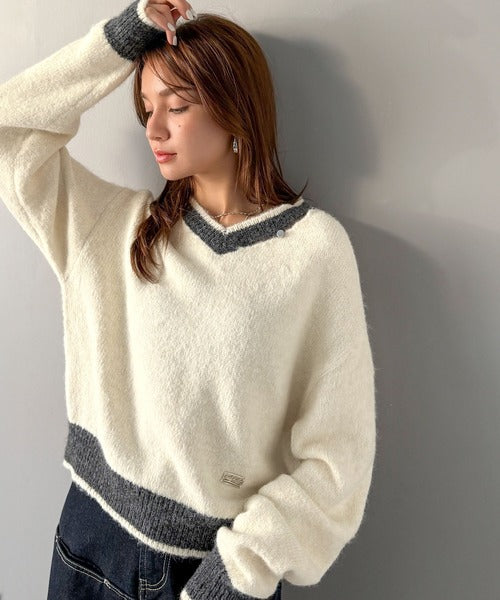 【mily bilet】上品に、可愛く。大人の抜け感を演出する。スリット見せロゴプレート使い配色Vネックニットプルオーバー（長袖） mi1029156