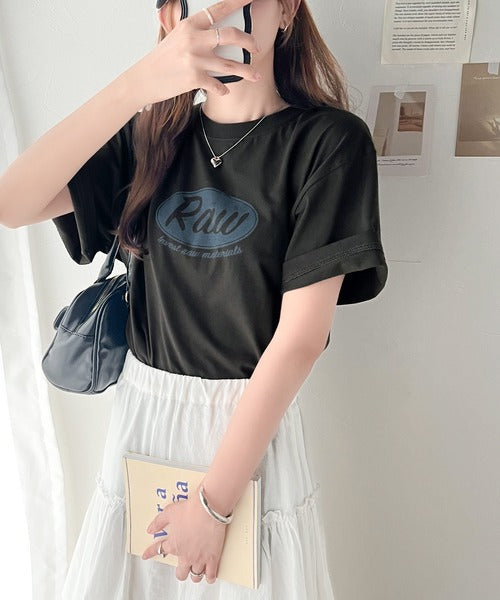 レトロムードが際立つ。綿100%オーバルロゴTシャツ mo1310042
