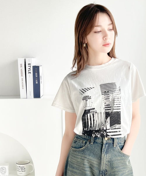 【mily bilet】一点投入でモードなおしゃれ感が漂う。綿100%箔プリントTシャツ mi1149053