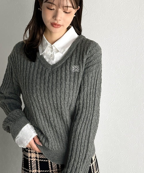 【mily bilet】一枚着るだけで、重ね着風。シャツレイヤード風ロゴ刺繍リブニットプルオーバー（長袖） mi1029172