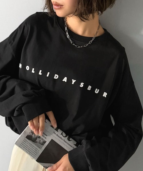 大人の上品カジュアルを楽しむ。ゆったりシルエット 綿100％シルケット風シンプル英字ロゴTシャツ（長袖） ce1330048