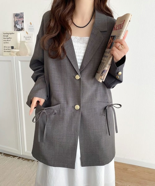 【mily bilet】軽やかで大人可愛い。リネンライクリボンストラップ付きテーラージャケット（レディース） mi1019071