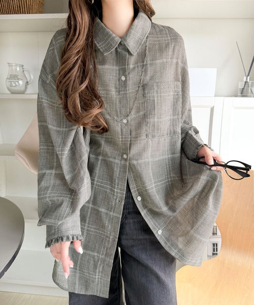 ほんのり透けるチェック柄で、涼しげにこなれる。胸ポケット付きオーバーサイズシアーチェックシャツ(長袖) ce1410033