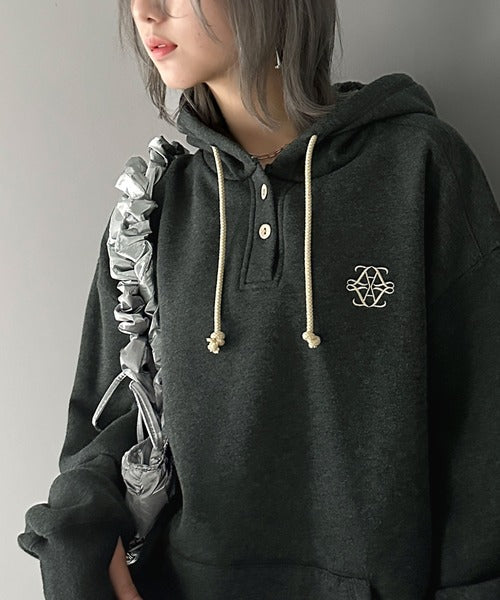 《Javaジャバコラボ》抜け感も叶える大人カジュアル。胸刺繍Bigヘンリー裏起毛指穴パーカー jv1329009