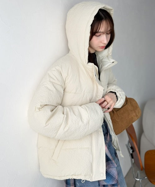 《JaVaジャバコラボ》男女兼用で楽しめる！ふんわり暖かな冬の相棒。フード付きサッカー素材中綿ブルゾン（ショート丈） jv1240140