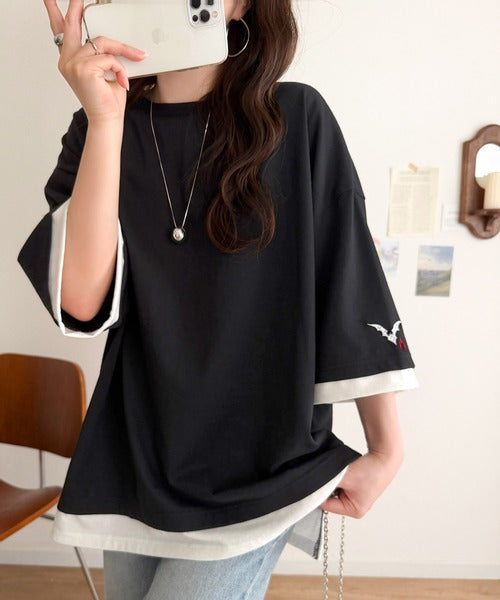 《JaVa ジャバコラボ》1枚でサマ見え。ゆるシルエットに重ね着風がこなれ見え。バックプリント×袖刺繍レイヤード風ドッキングTシャツ（オーバーサイズ） jv1010601