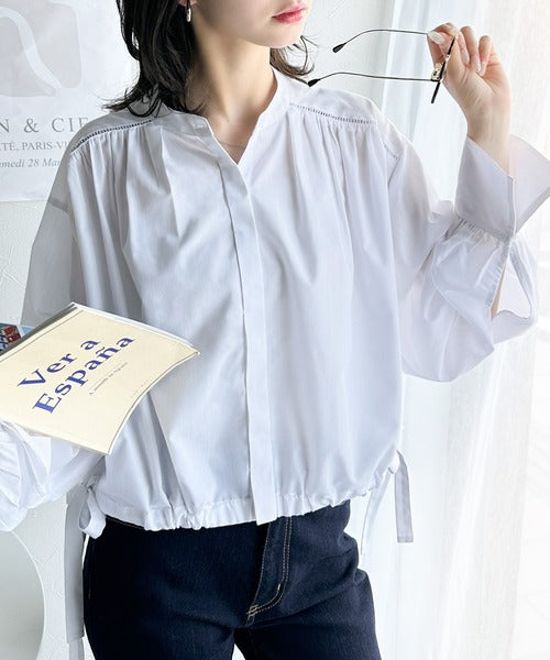 愛らしさと清楚感を両立する、リボンヘムクロップドギャザー長袖ストライプブラウス（ショート丈） ce1070140