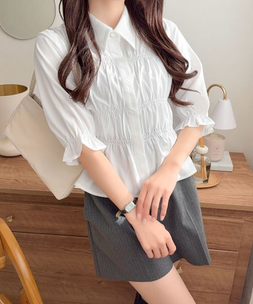 【mily bilet】甘さと上品さを兼ね備えた大人ガーリーな一枚♪ 配色襟シャーリングペプラムシャツ（半袖） mi1139107
