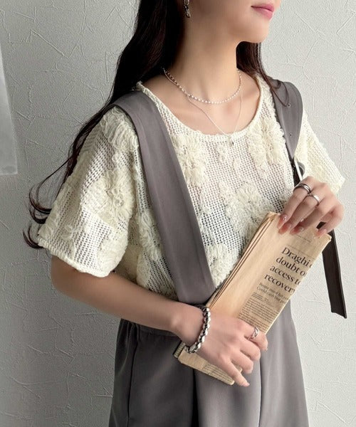 大人のおしゃれ度ワンランクアップ。チュールフラワーコード刺繍半袖Tシャツ ce1260429