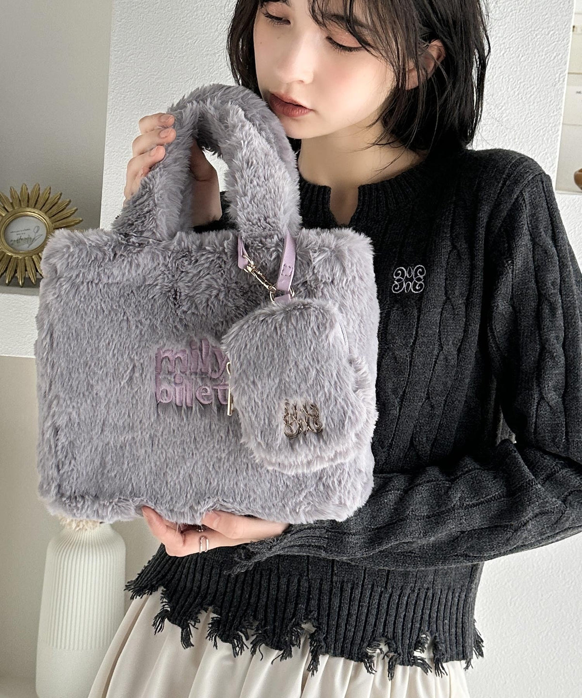 【mily bilet】ふわふわのファーで魅了する。ミニポーチ付きロゴ刺繍ファーショルダーバッグ mi1159036