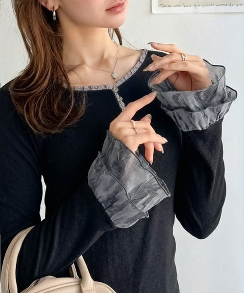【mily bilet】大人フェミニンを叶える。袖フリルレースヘンリーネックトップス mi1359050