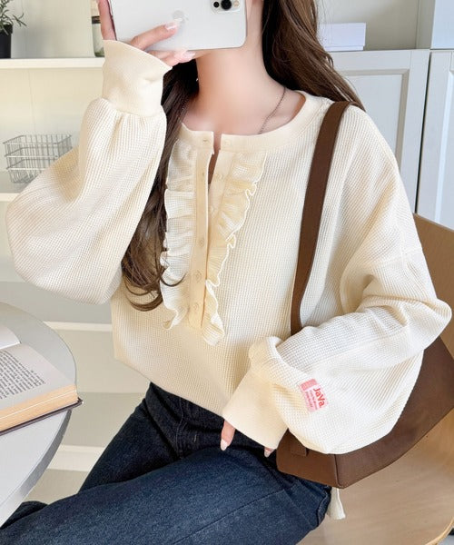 《JaVaジャバコラボ》ラフなのに、ほんのり甘い。ワッフルフリルヘンリーネックトップス（オーバーサイズ） jv1020409