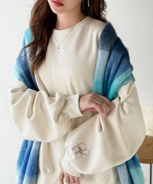 袖先のさりげない刺繍がアクセント。サインロゴ刺繍裏起毛スウェット ce1260464