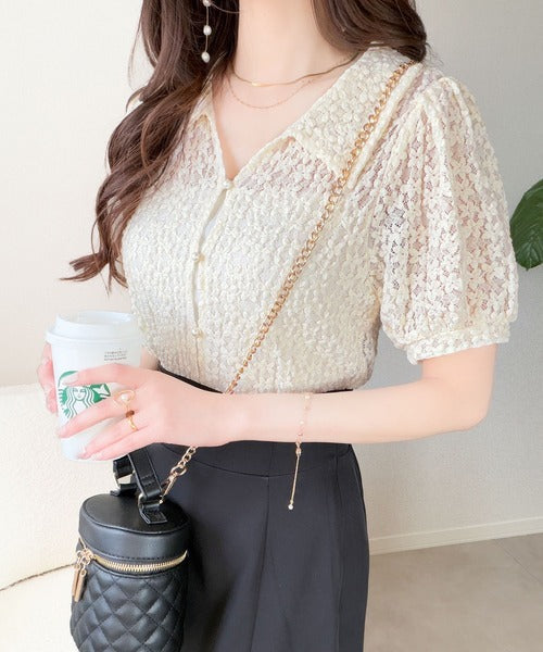 【mily bilet】甘さを抑えた花柄で、品よく着映える。総花柄衿付きパフ袖×パール釦カーディガン(半袖) mi1359058