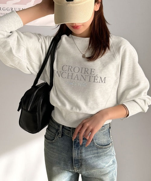 【mily bilet】カジュアルだけどこなれ感たっぷり。ラインストーン＆ぼかしプリント裏毛使いスウェットクロップド丈トップス mi1329014