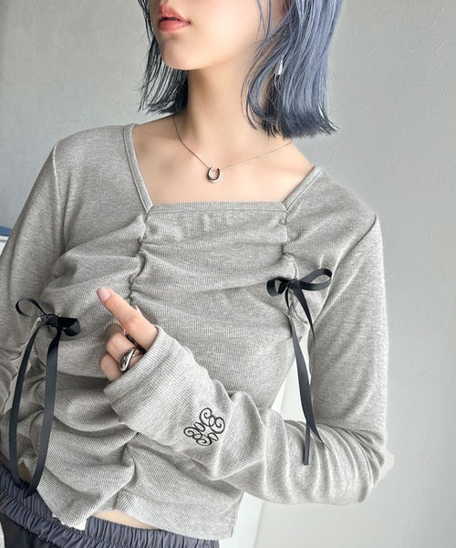 【mily bilet】大人ガーリーな雰囲気。サテンリボン付き袖口刺繍ギャザーリブカットソー mi1359003