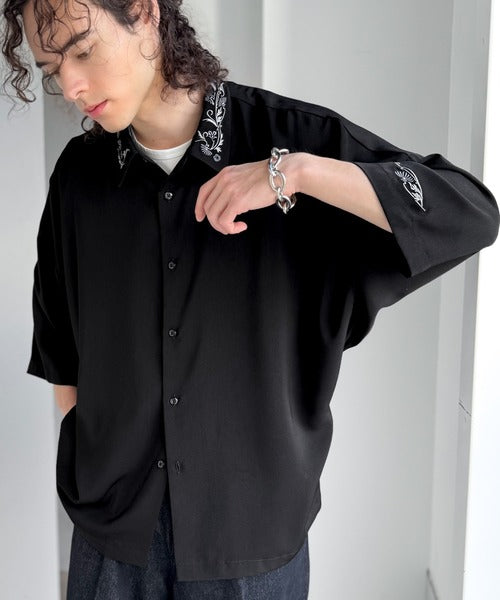「雰囲気アガる。」衿刺繍ドレープドルマンシャツ／Embroidered Collar Draped Dolman Shirt co1010004