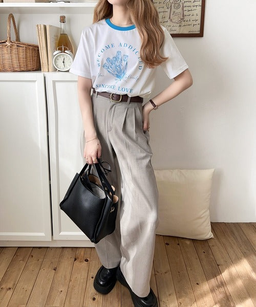 トレンドのディテールが魅力。シルケットフラワーカーブロゴリンガー半袖Tシャツ ce1020196