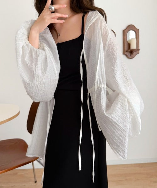 ほんのり透けるシアー素材がつくる、春夏の抜け感ブラウス。ドロストリボンオープンブラウス ce1070210