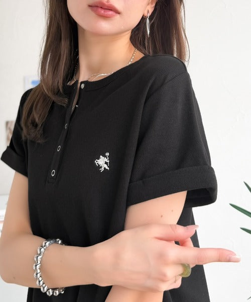 すっきり華奢魅せ。袖ロールアップ胸刺繍入りヘンリーネックリブTシャツ (半袖) ce1410009
