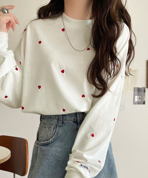 《JaVaジャバコラボ》“可愛い”がさりげなく溶け込む。袖ネーム付きミニハート総刺繍Tシャツ(長袖) jv1010498