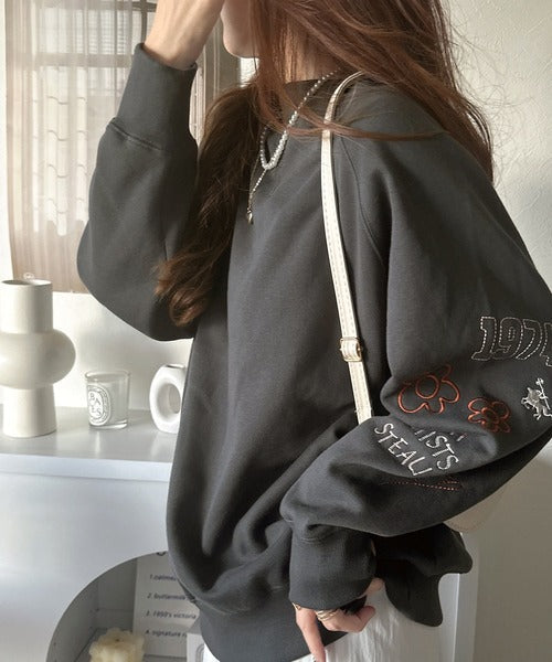 ハンドメイド風刺繍に釘付け。前後2wayランダム袖刺繍裏起毛スウェット ce1050222