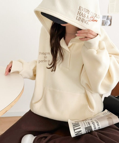 ふわっとあったか、秋冬の“欲しい”をぎゅっと♪刺繍デザインスキッパー衿フリースパーカー ce1020395