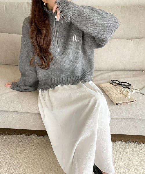 【mily bilet】大人可愛いクラッシュトップス。ダメージハーフジップ胸刺繍ニット mi1029069