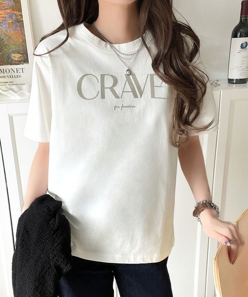 【sustaina+】垢抜けた大人カジュアル。オーガニックコットン100％フロッキーロゴプリントTシャツ ce1260398