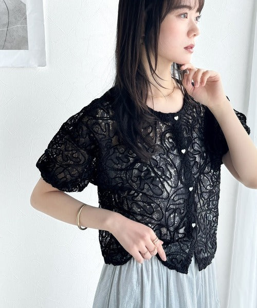 【mily bilet】大人の華やかトップス。ハートボタン使い前後2way花柄レースコード刺繍カーディガン(半袖） mi1019069
