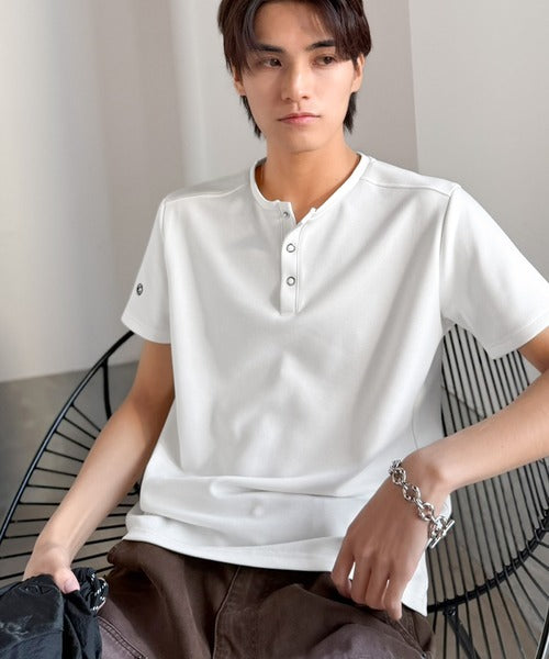 【接触冷感機能付き】肩切り替えショート丈ダンボール素材ヘンリーネックTシャツ／Shoulder Panel Cropped Double-Knit Henley T-Shirt co1010056